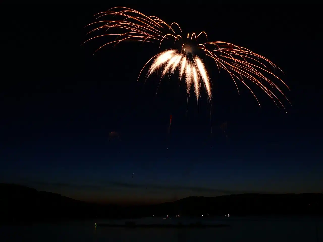 fireworks, sparklers, bank-139924.jpg